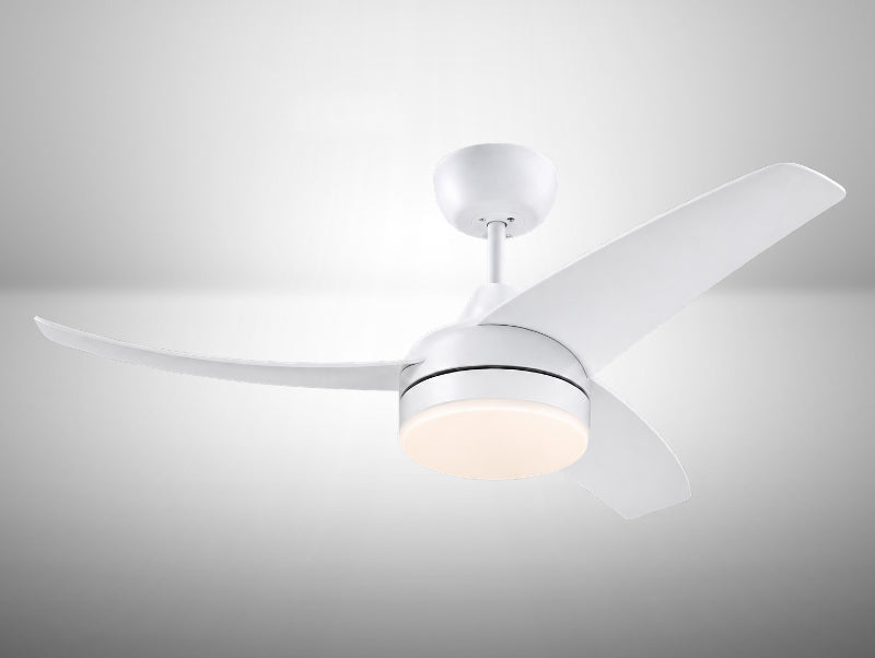מאוורר תקרה לבן עם שלוש כנפיים ותאורת LED מובנית