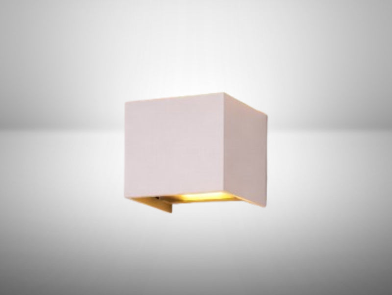 מנורת קיר CUBINA בצבע לבן