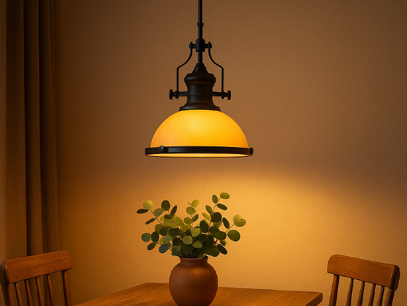 מנורת תלייה SIXTY מאירה על פינת אוכל