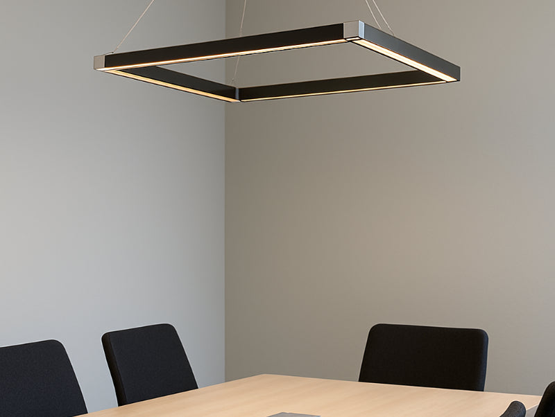 מנורת תלייה FRAME One מעל שולחן ישיבות