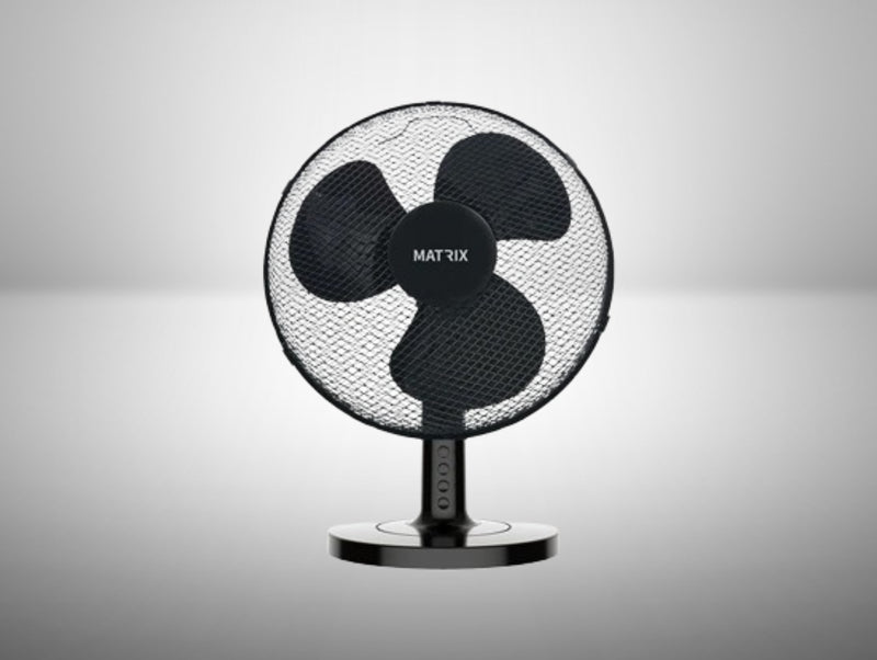 מאוורר שולחני שחור עם רשת עגולה ובסיס עגול