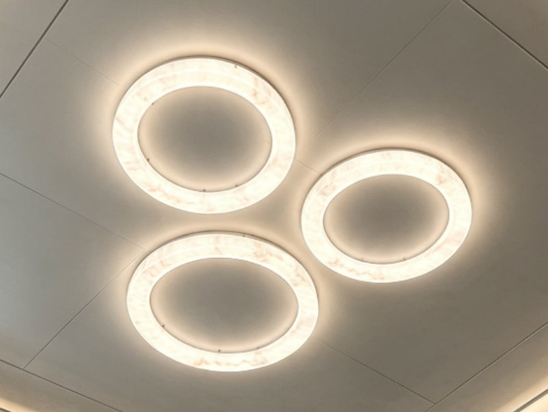 מנורת תקרה מעוצבת עם שלוש טבעות LED עגולות ותאורה היקפית חמה