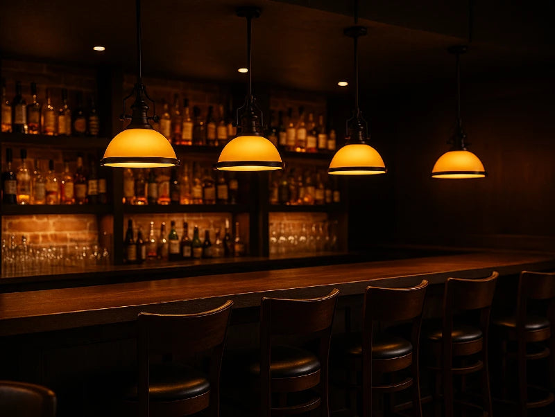 ארבע מנורות תלייה SIXTY מעל בר