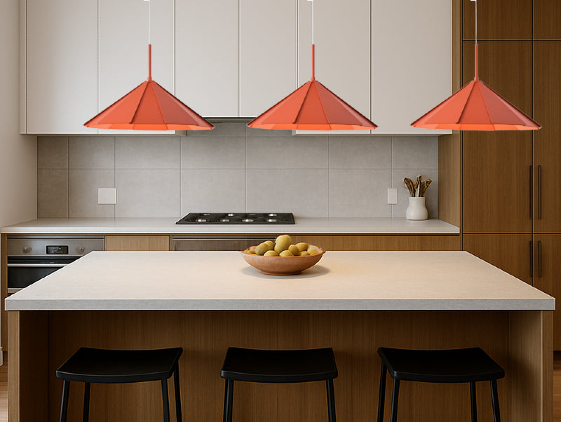 שלוש מנורות כתומות מעל האי במטבח