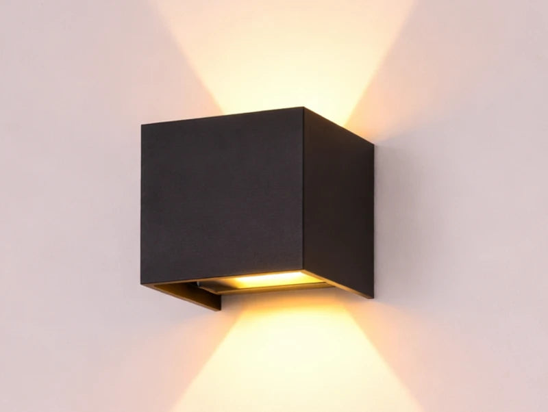 מנורת קיר CUBINA בצבע שחורמאירה על הקיר