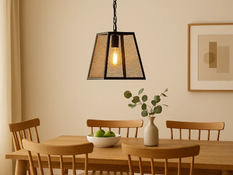 מנורת תלייה MIRO מעל שולחן אוכל