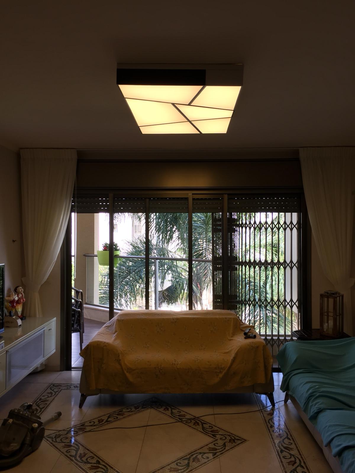 מנורה צמודת תקרה  LINES  + שלט + 3 גווני אור מובנים + דימר - תצוגה