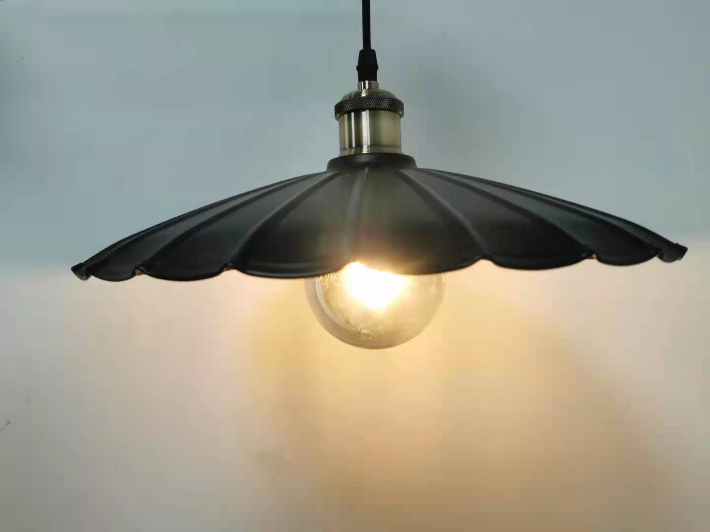 מנורת תלייה עם נורה