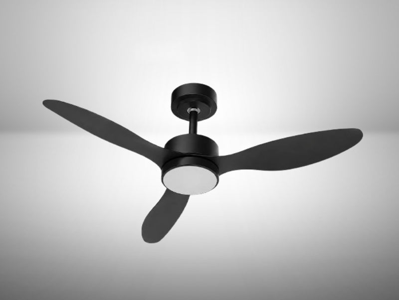מאוורר תקרה שחור עם שלוש כנפיים וגוף תאורת LED עגול מובנה