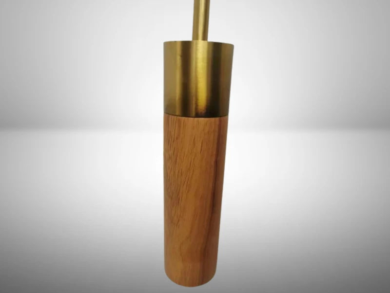 תקריב של גוף מנורת קיר BRASS POLE, עם שילוב של חלק עליון בגימור פליז וחלק תחתון מעץ אלון טבעי על רקע בהיר.