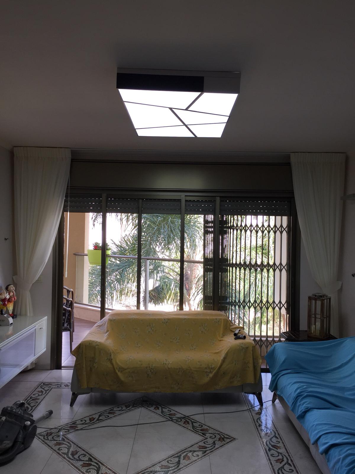 מנורה צמודת תקרה  LINES  + שלט + 3 גווני אור מובנים + דימר - תצוגה