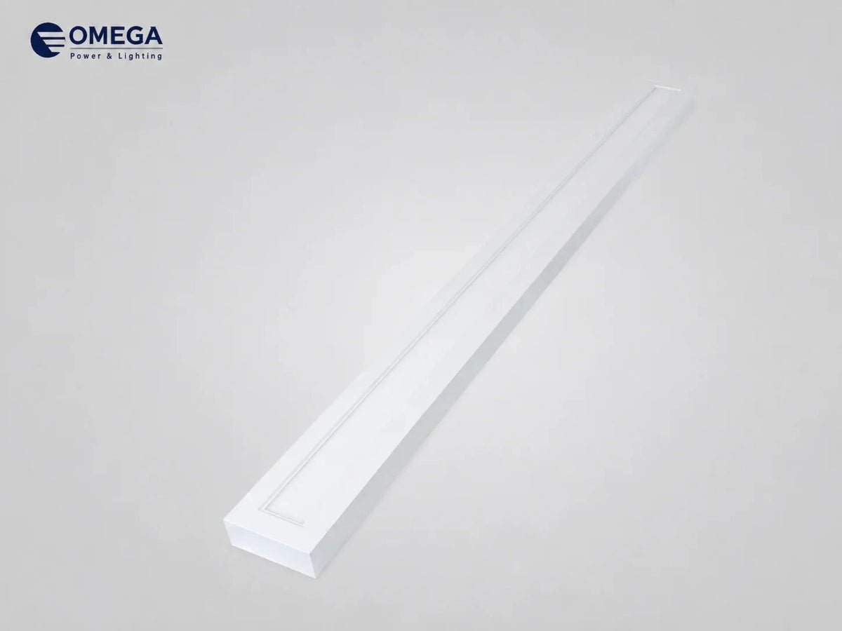 מנורת תקרה מוארכת של OMEGA בגימור לבן בעיצוב נקי
