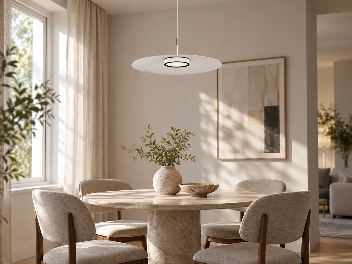 מנורת תלייה CASTILLA עגולה לבנה עם נורת LED פנימית, תלויה מעל שולחן אוכל בפינת אוכל מודרנית.