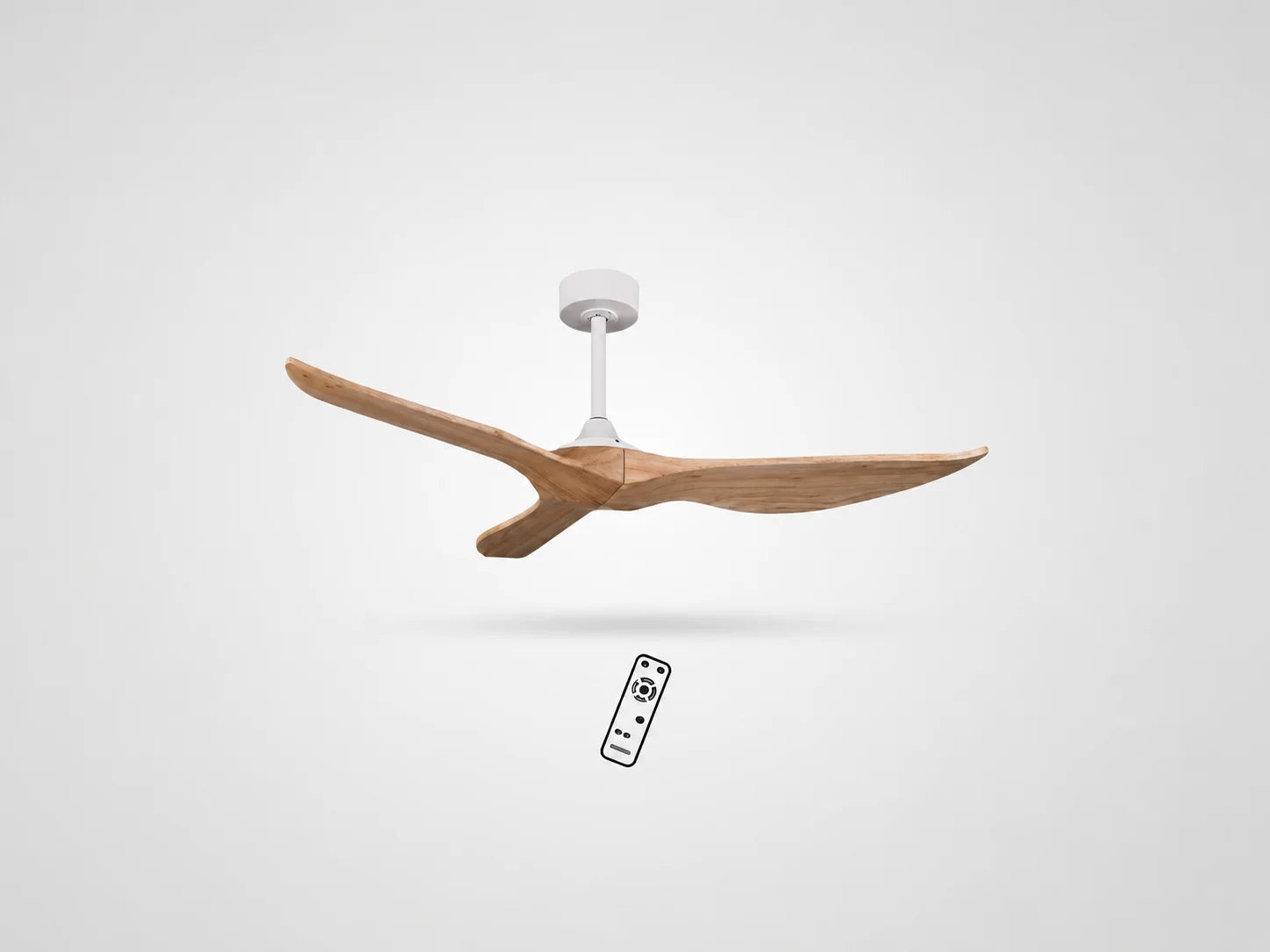 מאוורר תקרה בעיצוב עץ במבט חזיתי על רקע בהיר