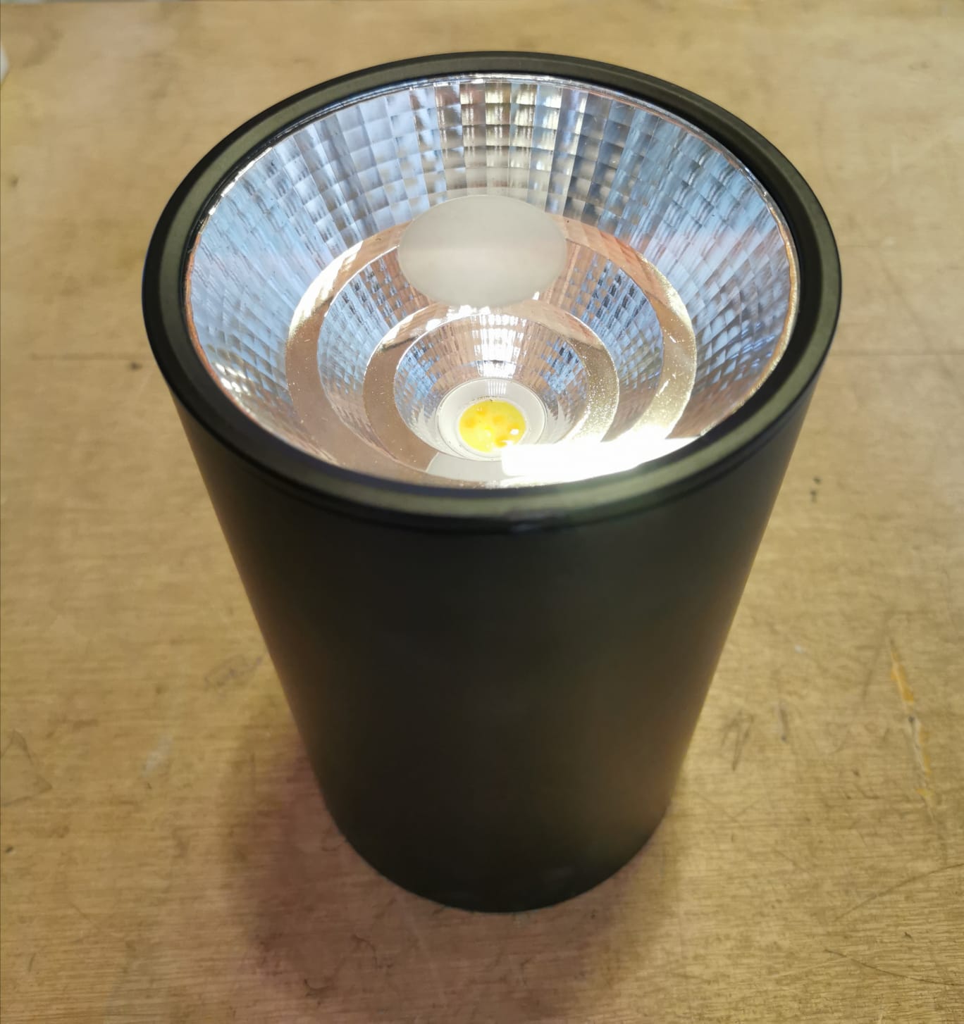 צילינדר צמוד תקרה DAX - שחור - תצוגה