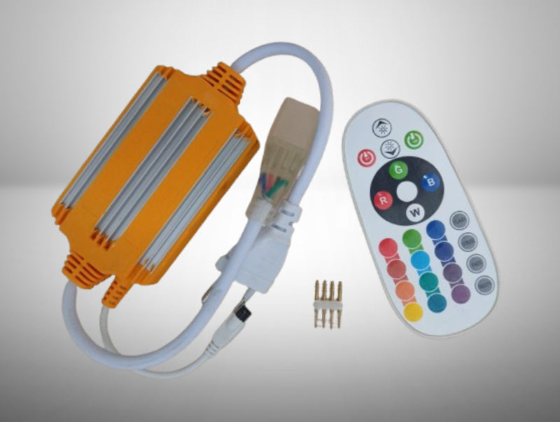 מתאם הזנה מלבני כתום וכסוף לפס RGB מוגן מים עם כבלים לבנים ושלט רחוק לבן.