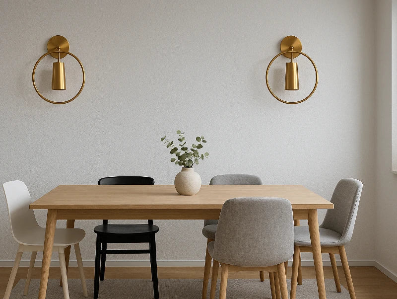 שתי מנורות קיר NESS במסדרון פינת אוכל