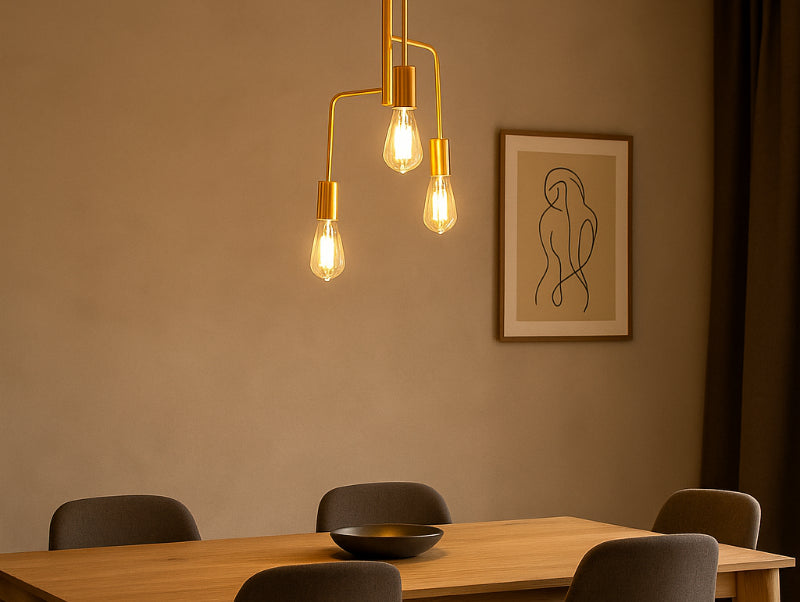 מנורת תלייה TRIPLE BRASS בפינת אוכל