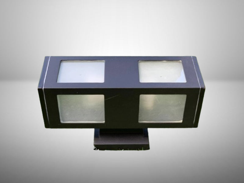 מנורה שחורה לתאורת חוץ