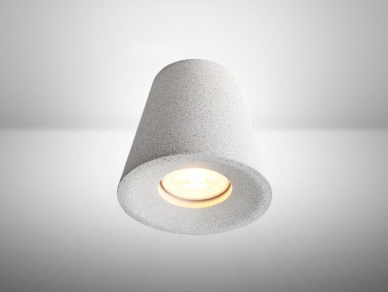גוף תאורה צמוד תקרה OMEGA ALTO בצורת צילינדר קטום מגימור בטון בהיר, מפיץ אור חם.