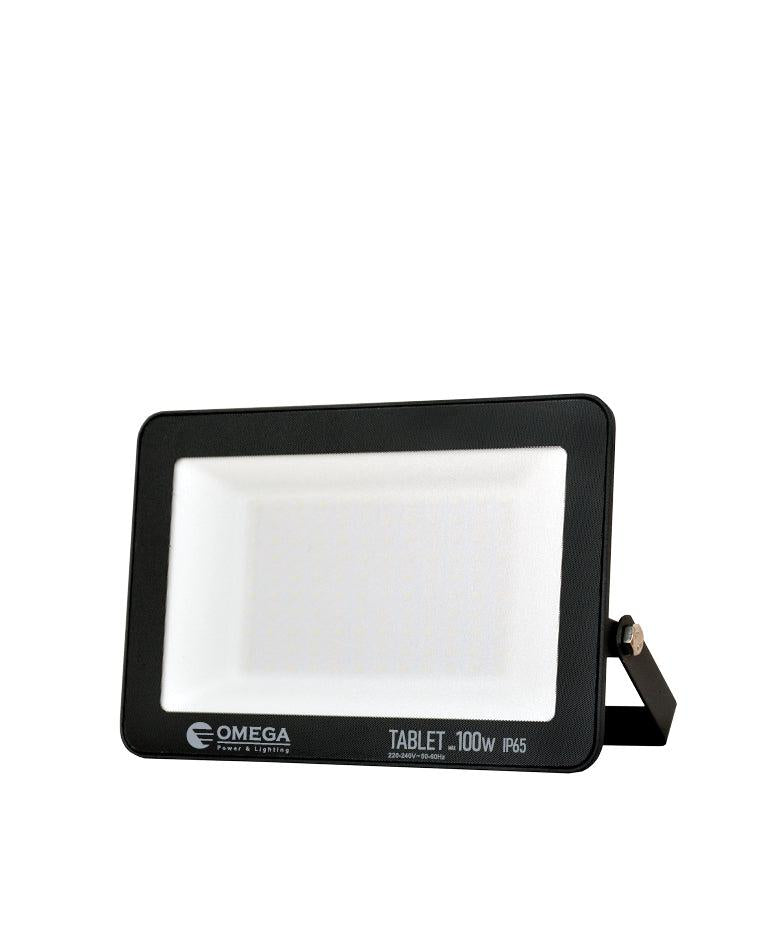 פנס הצפה מלבני TABLET בצבע שחור עם משטח תאורה לבן וזרוע התקנה