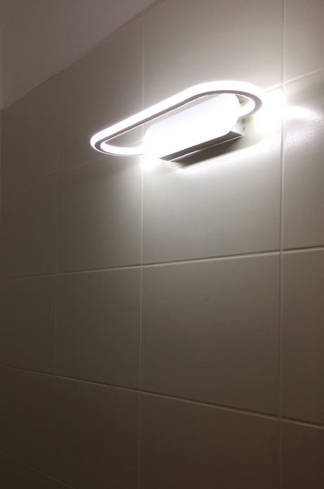 מנורת קיר ellipse מאירה באור לבן קר