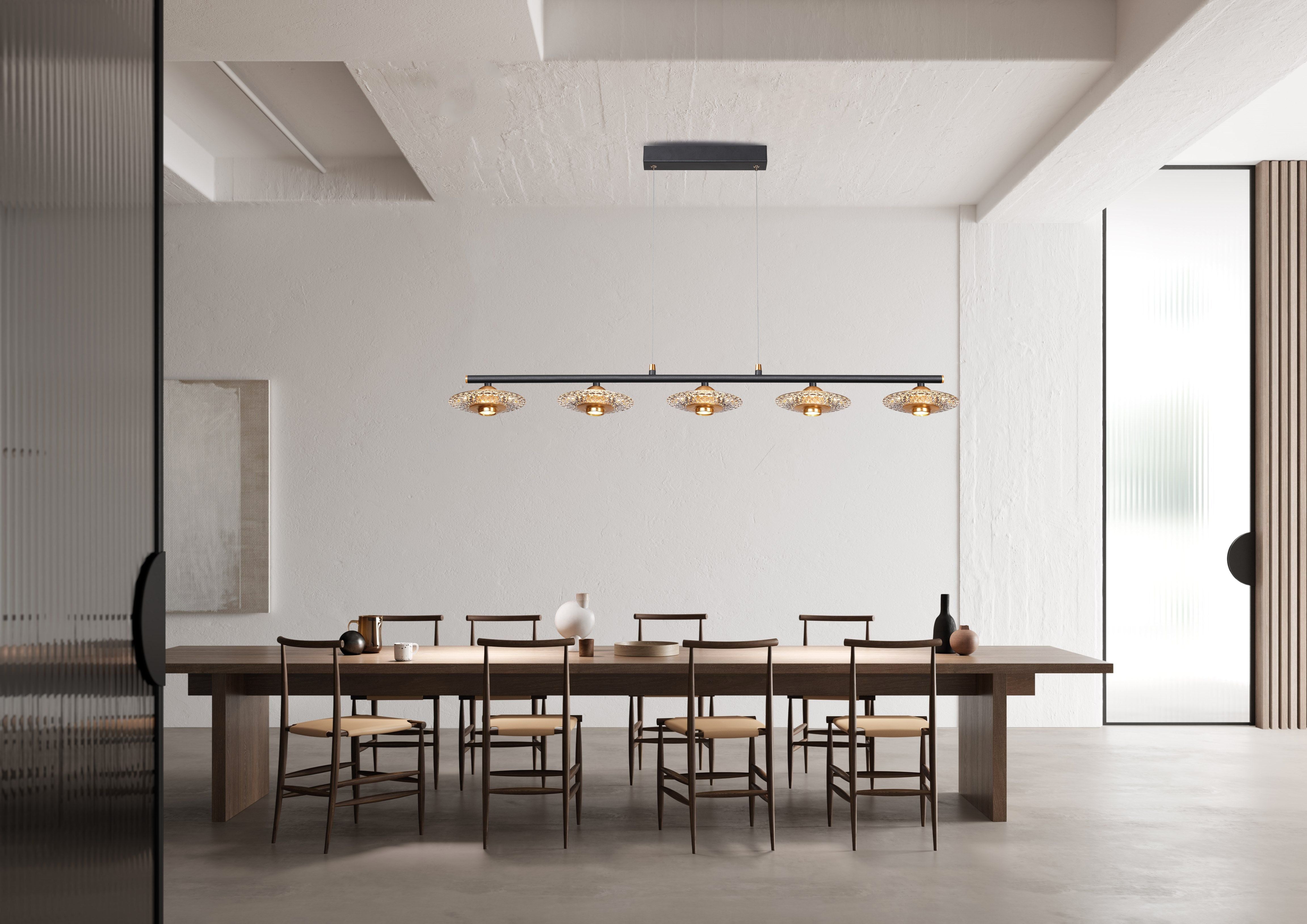 מנורת תלייה מדהימה מעל לפינת אוכל