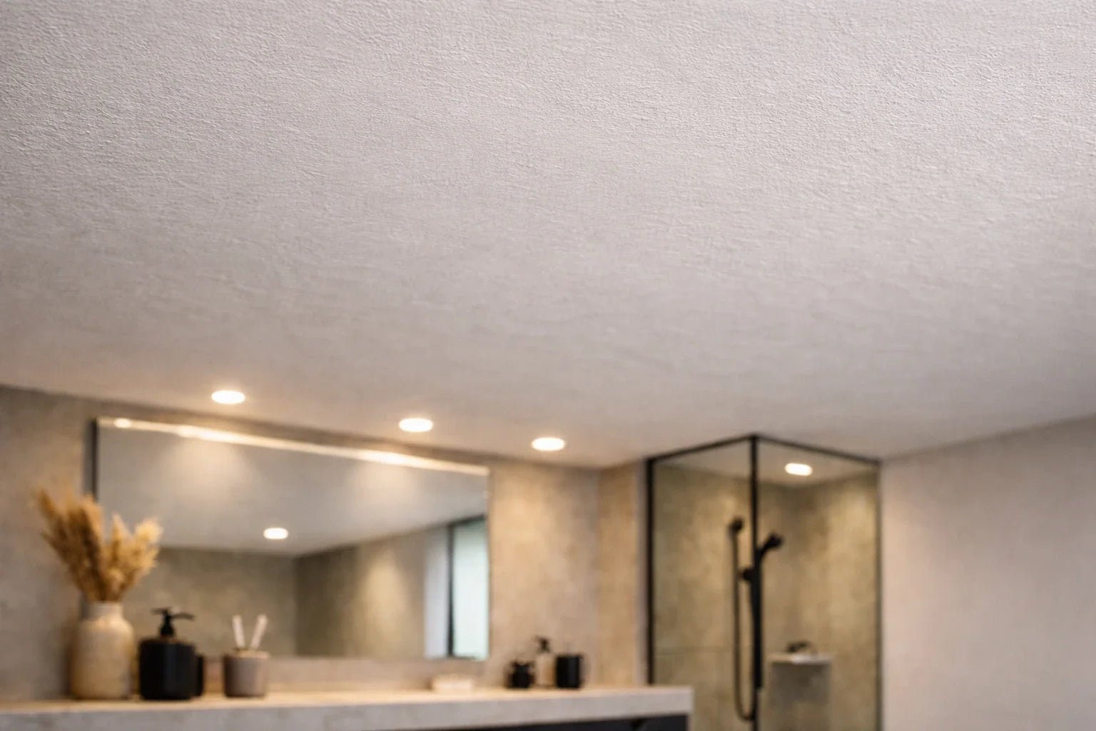 ספוטים ושקועים: התאורה שמדגישה נכון ונותנת אור אחיד בלי אור חורים