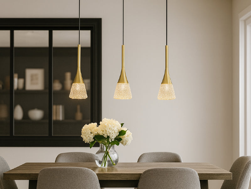 מנורת תלייה ÉTOILE מעל שולחן אוכל