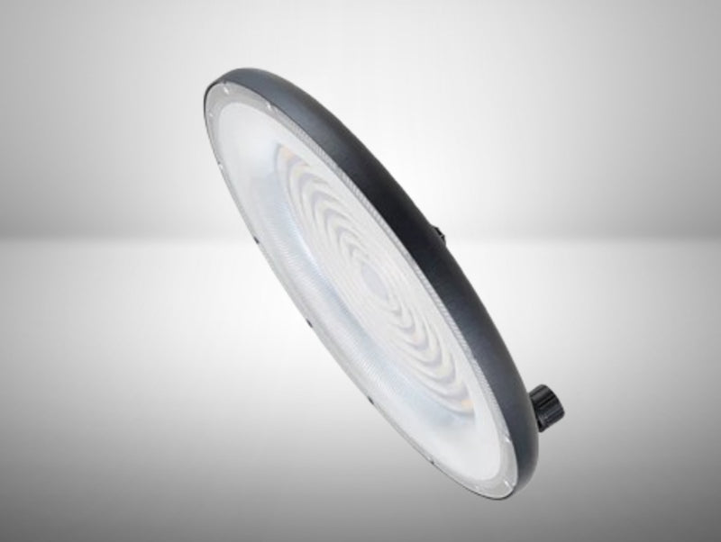 פעמון תאורה תעשייתי שחור במבט צדדי עם חזית LED עגולה