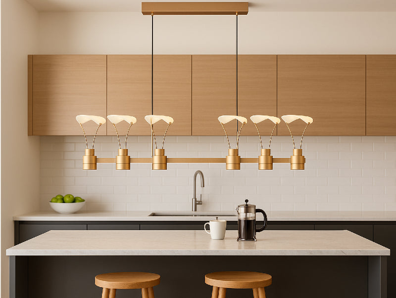 מנורת תלייה AÉRIA מעל אי במטבח