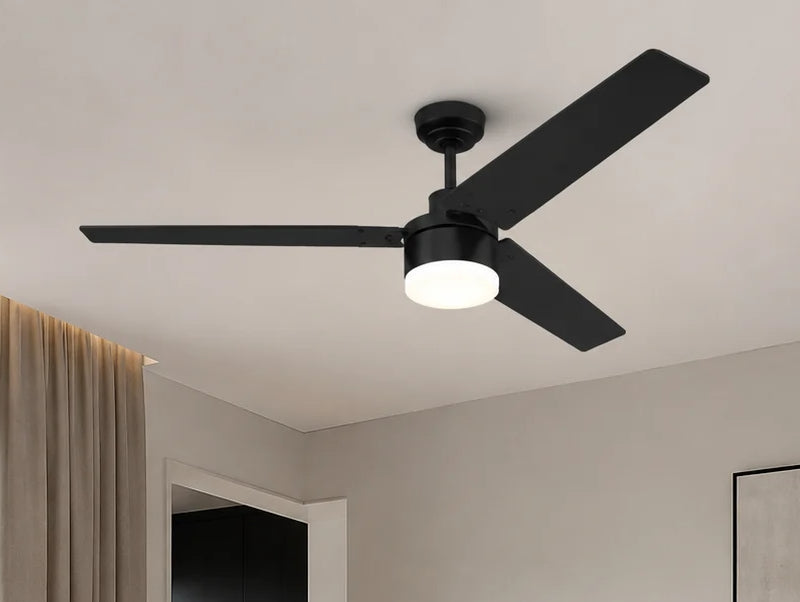מאוורר תקרה שחור עם תאורת LED מותקן בחדר שינה מודרני