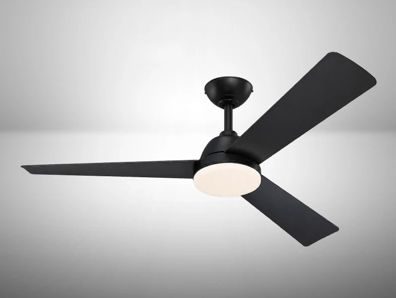מאוורר תקרה שחור עם שלוש כנפיים רחבות ותאורת LED עגולה מובנית
