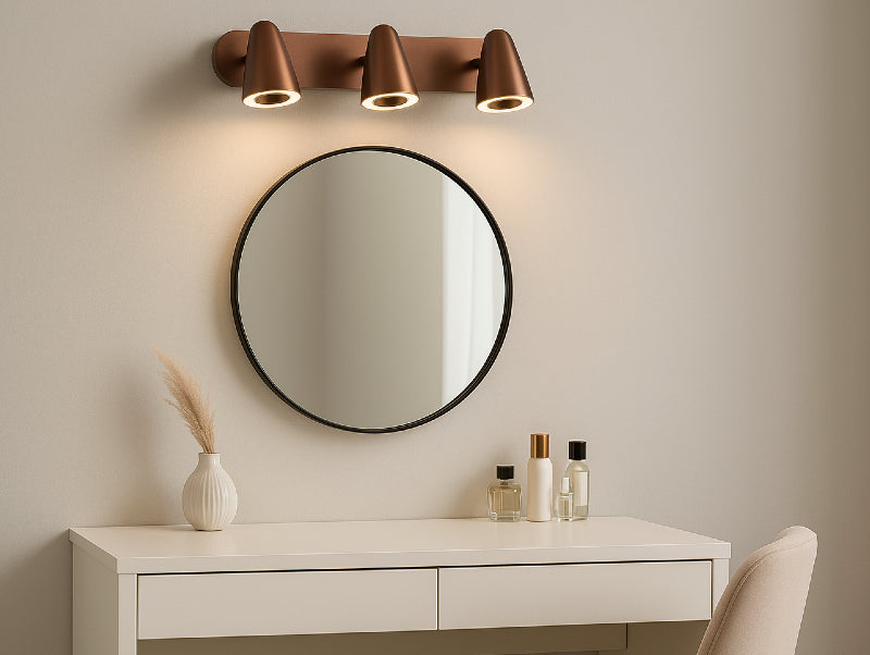 מנורת קיר COPRA Trio מעל מראת איפור