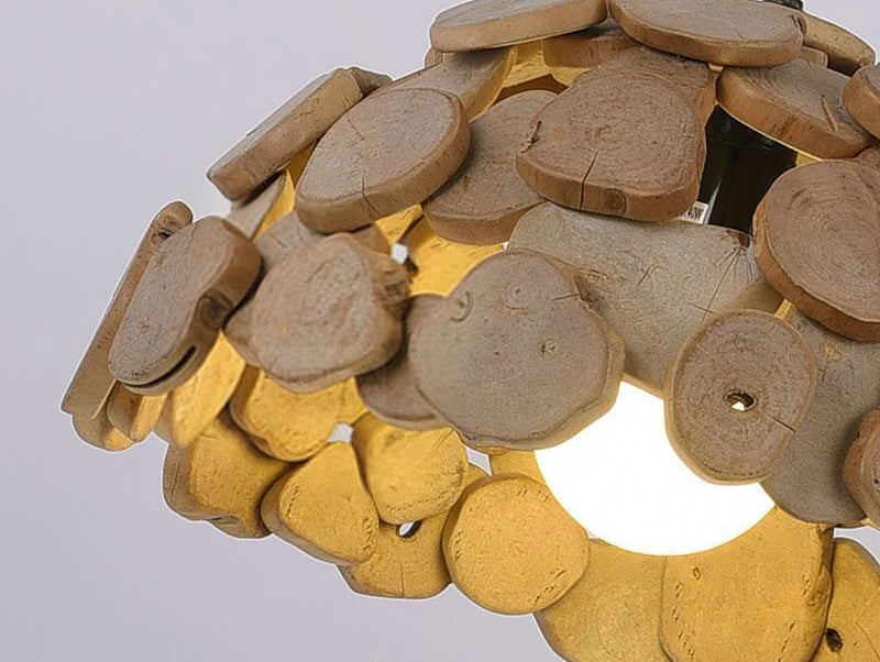 תקריב של מנורת תלייה גזעי עץ בקוטר 40 ס"מ BROWN 