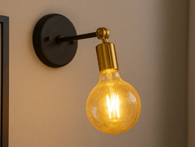 מנורת קיר GOLDLINE מוארת