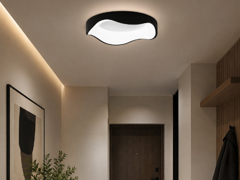 מנורת LED תקרתית שחורה בעיצוב א-סימטרי בחלל כניסה מודרני