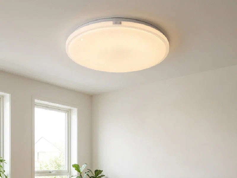 מנורת LED לבנה מותקנת בתקרת חדר שינה בהיר ומעוצב