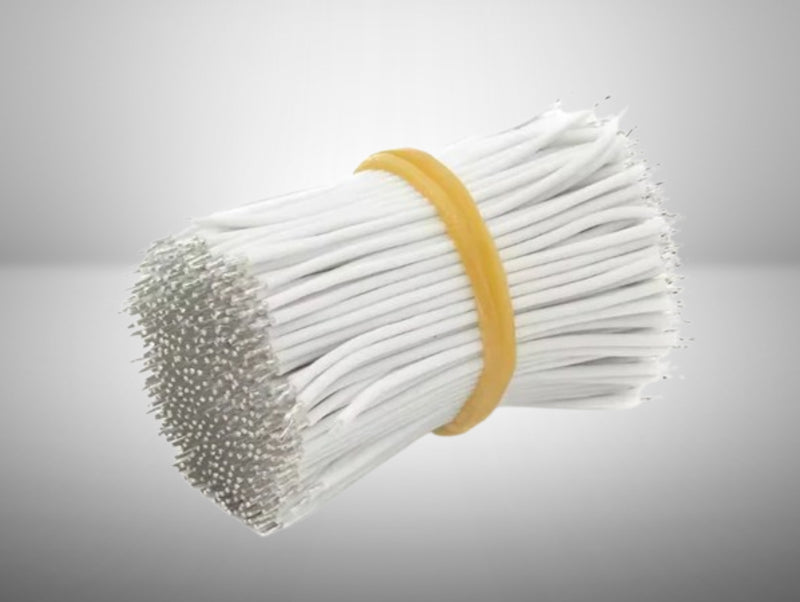 כבלים מגשרים לבנים לחיבור רכיבי תאורה ולד, ארוזים בגומייה צהובה