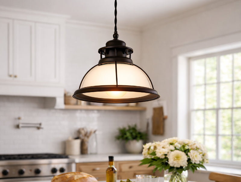 מנורת תלייה SPART מעל אי במטבח