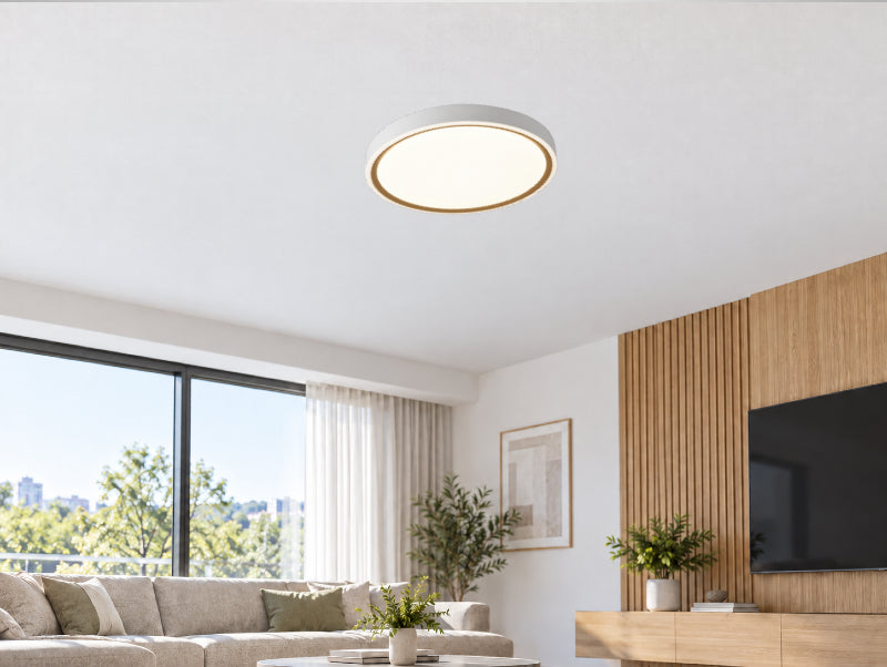 גוף תאורה צמוד תקרה OMEGA RING CCT עגול לבן עם פס זהב בחדר מגורים מודרני.