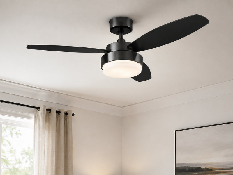 מאוורר תקרה שחור עם תאורת LED מותקן בחדר שינה מודרני ובהיר