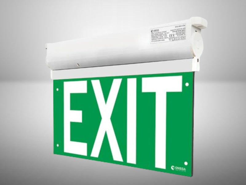 שלט EXIT ירוק תלוי מתחת לגוף תאורת חירום לבן לסימון יציאה