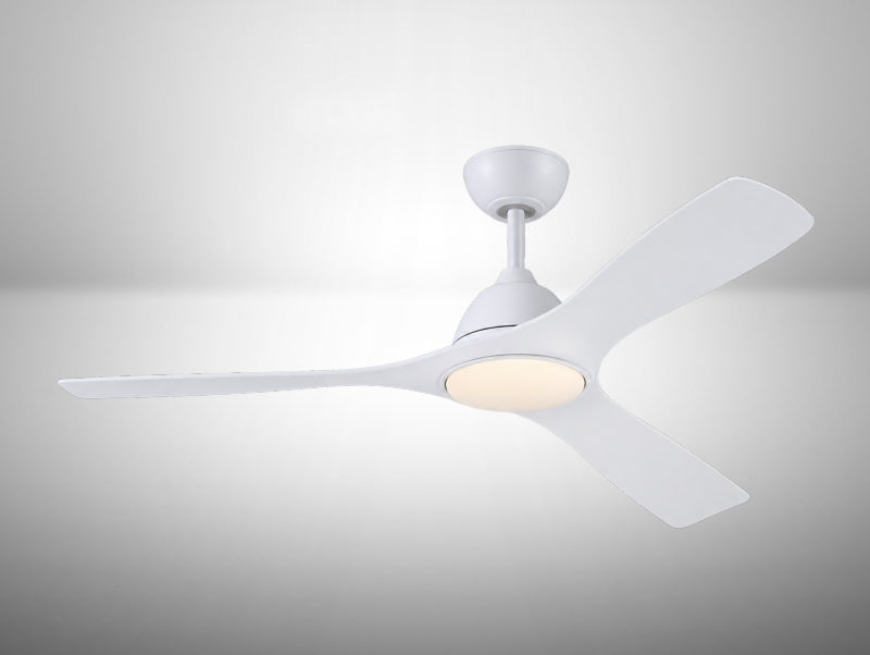 מאוורר תקרה לבן עם 3 כנפיים מעוגלות ותאורת LED מובנית במבט חזיתי