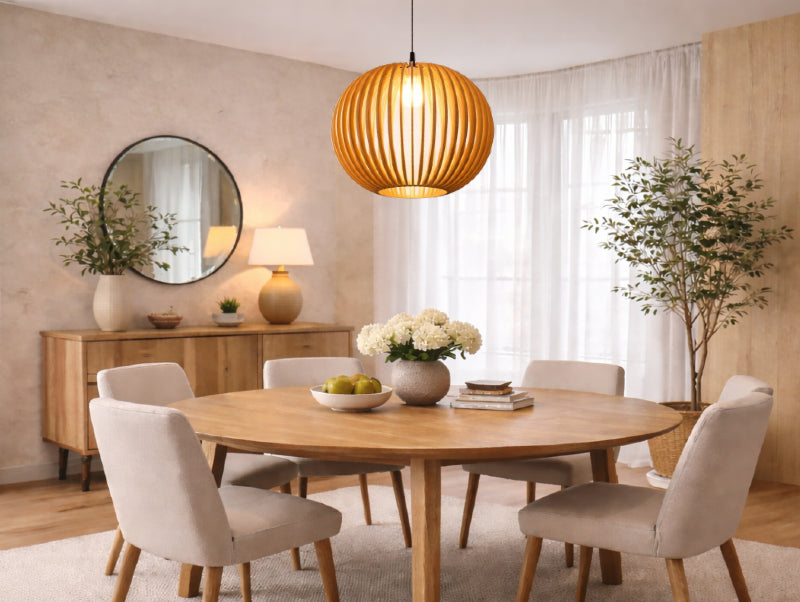 מנורת תלייה מעץ מעל שולחן אוכל