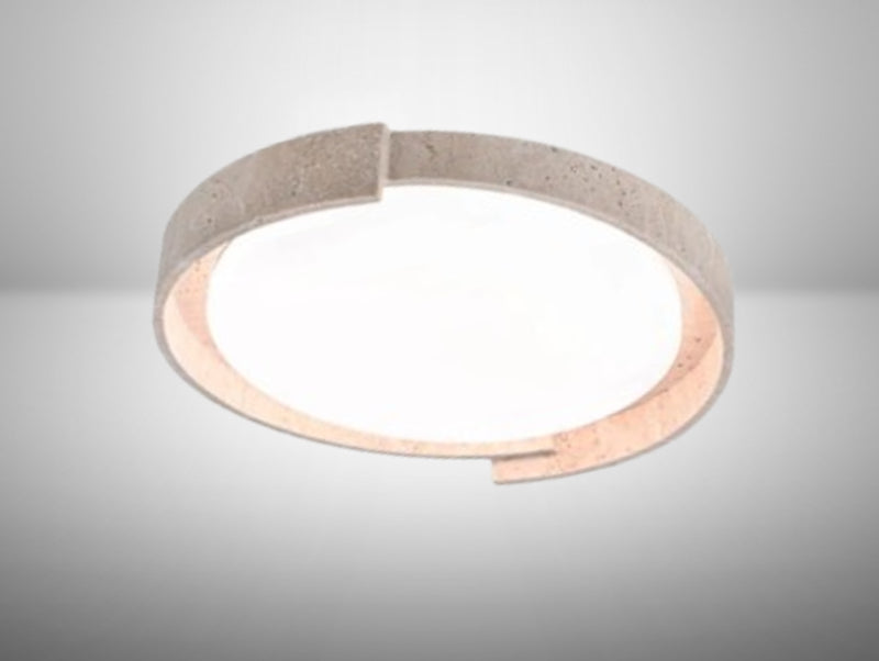 גוף תאורה עגול צמוד תקרה VERO מבית OMEGA, בגימור טרוורטין אבן ובמרכזו משטח תאורה לבן.