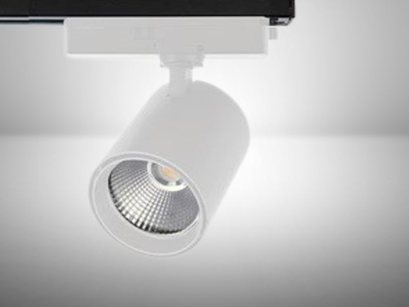 ספוט צילינדר TK-SPOT בגימור לבן המותקן על פס צבירה מגנטי