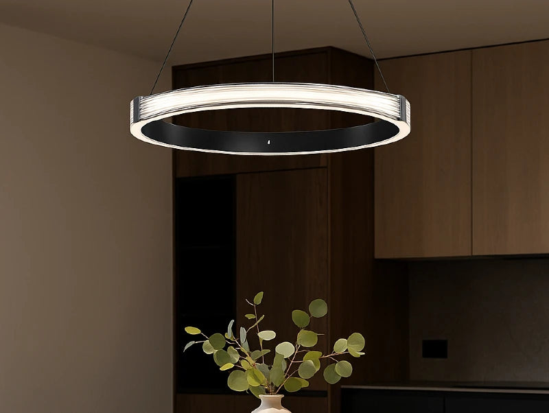 מנורת תלייה CIRIA מעל פינת אוכל