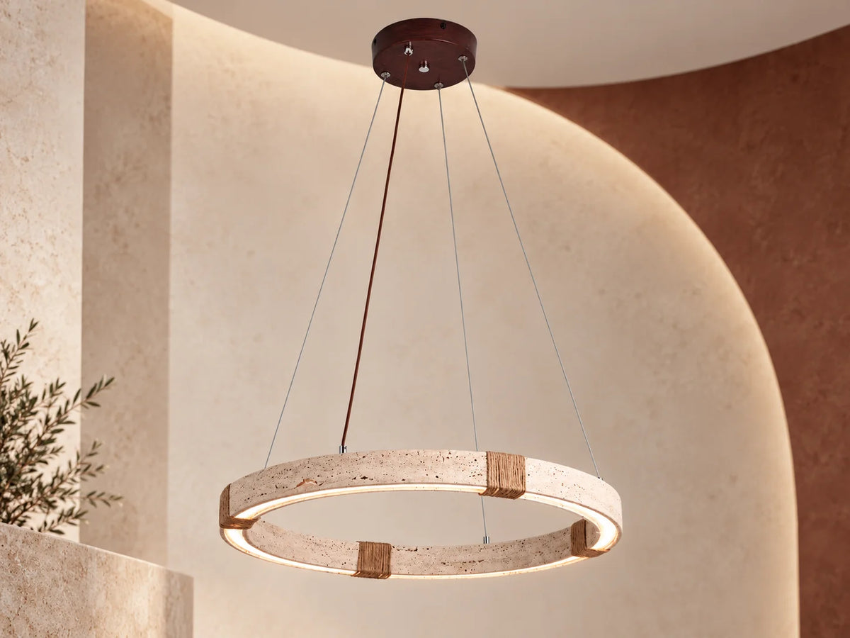 גוף תאורה תלוי OMEGA OMBRA, טבעת טרוורטין בהירה עם חבלים חומים, מותקן בתקרת חדר מעוצב.