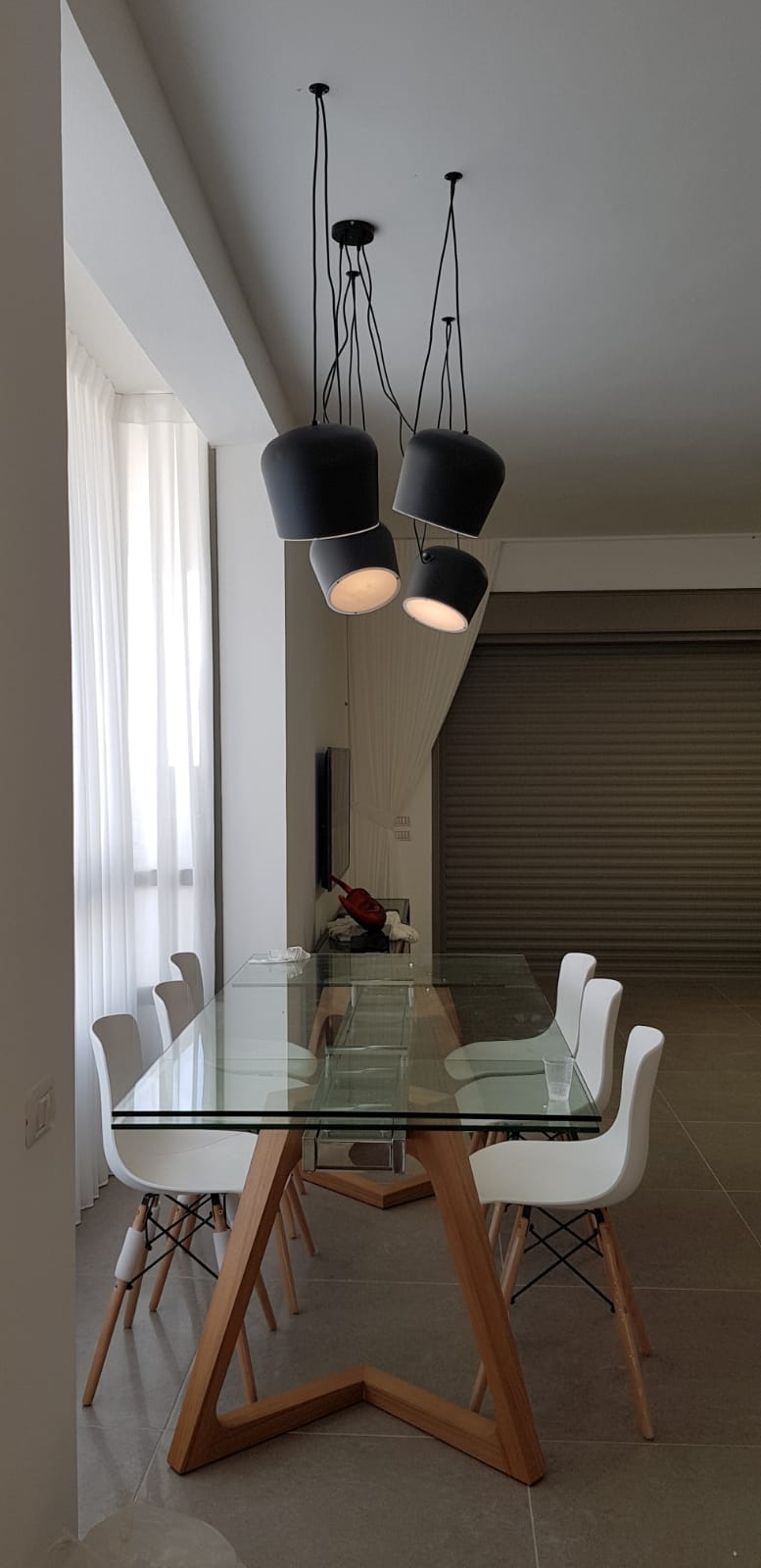 מנורת תלייה FELLINI מעל שולחן אוכל
